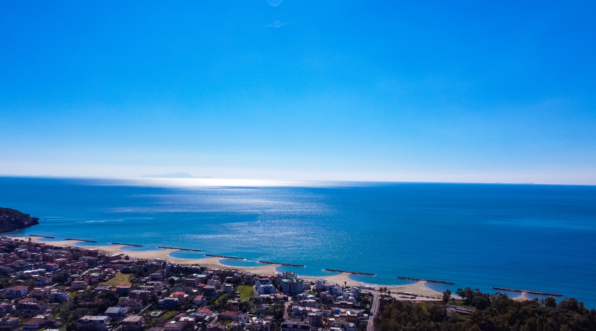 Veduta della costa di Formia dall’alto, con abitazioni, spiagge e il mare del Golfo di Gaeta